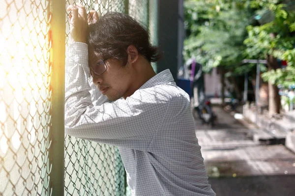 Trött Och Orolig Asiatiska Affärsman Som Lider Stress Eller Huvudvärk — Stockfoto