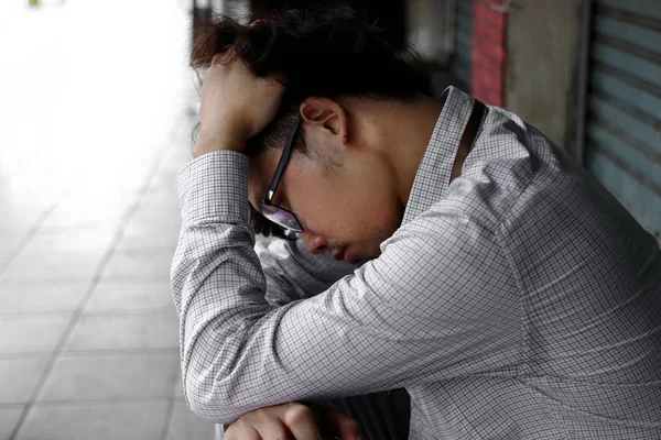 Yorgun ve sinirli hissediyor ve oturma Asya iş adamı vurguladı