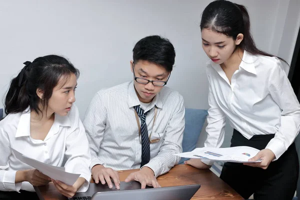 Grup birlikte çalışma modern office Asya iş adamları