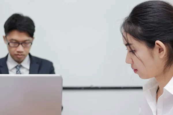 Закрыть Лицо Несчастной Азиатской Бизнес Женщины Конфликтующей Своим Коллегой Офисе — стоковое фото