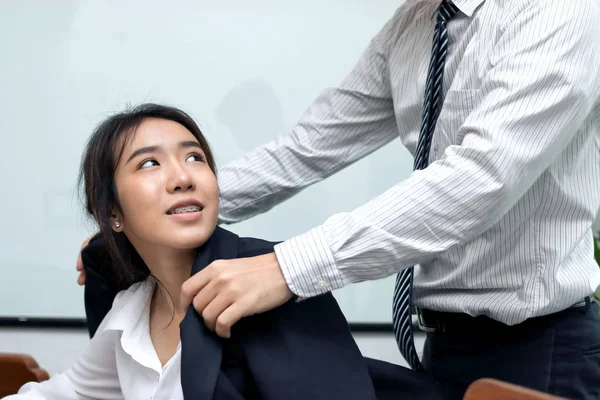 Genç Asya iş çift birlikte ofiste dikkat çekmek.