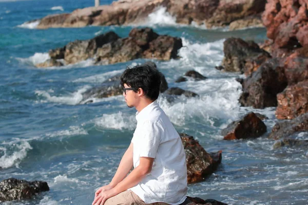 Yalnız Depresif Genç Asyalı Adam Deniz Kaya Üzerinde Oturan Rahat — Stok fotoğraf