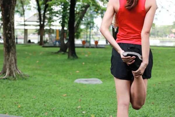 Jovem Mulher Asiática Fitness Esticando Pernas Antes Correr Parque Conceito — Fotografia de Stock