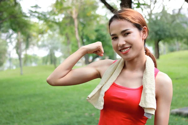Mulher Asiática Forte Saudável Sportswear Vermelho Mostrando Suas Mãos Parque — Fotografia de Stock