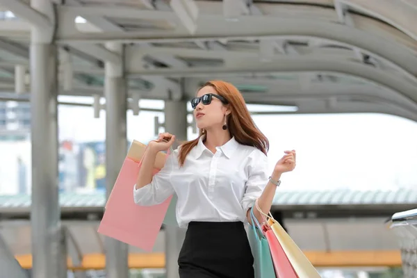 Schoonheid Aziatische Vrouw Met Kleurrijke Boodschappentassen Levensstijl Concept — Stockfoto