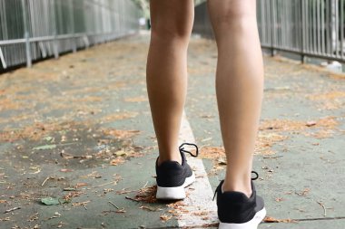 Çalışan kadının bacakları açık havada egzersiz. Fitness ve sağlıklı yaşam konsepti.