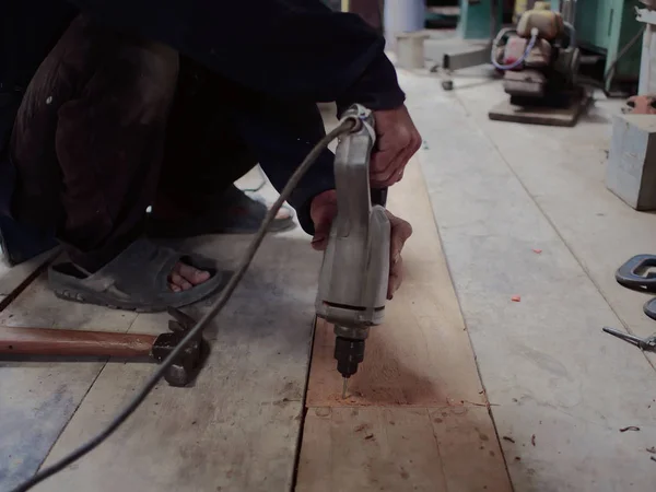 Carpintero Trabajando Con Taladro Eléctrico Suelo Madera —  Fotos de Stock