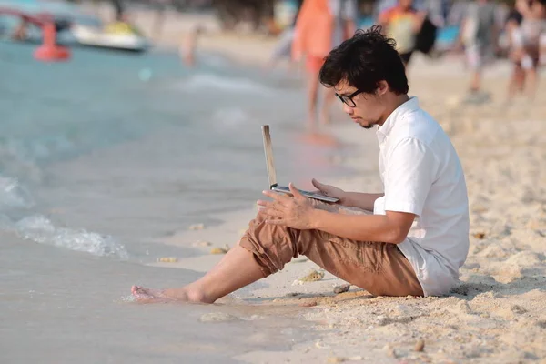 Relajado Joven Viajero Asina Hombre Con Portátil Sentado Arena Playa — Foto de Stock