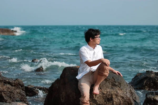 Розслабленої Азіатських Людина Білий Випадковий Сидячи Скелі Взморье Концепція Літні — стокове фото