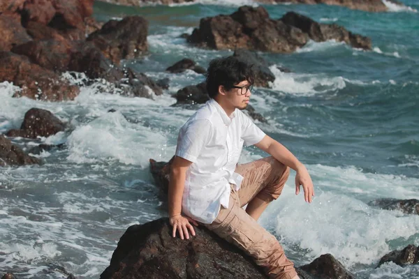 Retrato Homem Asiático Solitário Sentado Rocha Costa Natural Férias Conceito — Fotografia de Stock