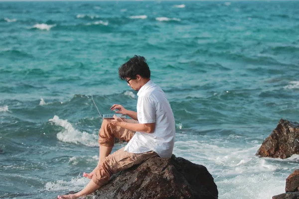 Молодой Азиат Путешествует Ноутбуком Скале Естественного Побережья Летние Каникулы — стоковое фото