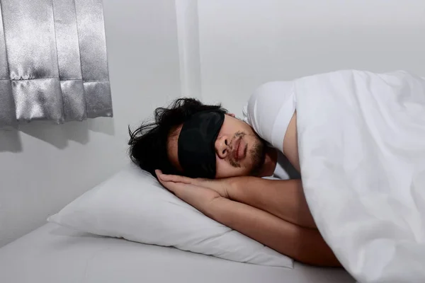 Joven Asiático Hombre Con Máscara Cómodo Durmiendo Cama Casa — Foto de Stock