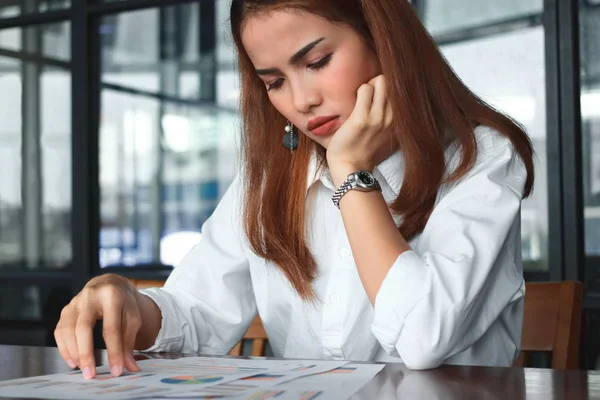 疲れストレスの若いアジア ビジネス女性分析グラフまたはオフィスで職場に報告 — ストック写真