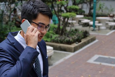 Yakışıklı buinessman cep telefonuna Şehir Parkı konuşurken.