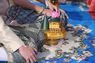 Damat ve gelin Hediyelik geleneksel Tay düğün töreninde tepsi ile. Evlilik kavramı.