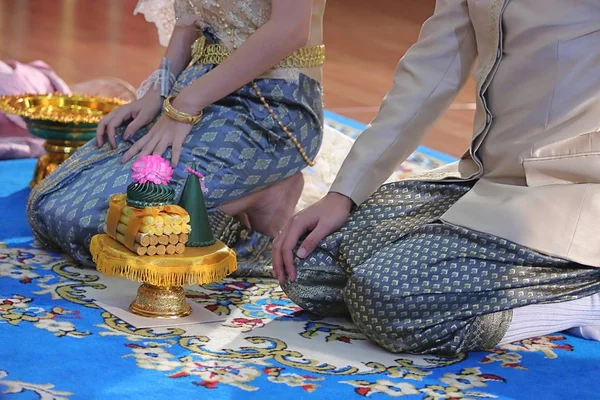 Damat ve gelin Hediyelik geleneksel Tay düğün töreninde tepsi ile. Evlilik kavramı.