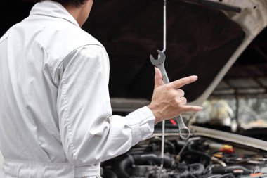 Profesyonel mekanik adam holding anahtarı ve eliyle ben seni araba tamir garaja açık başlıklı işaretiyle seviyorum.