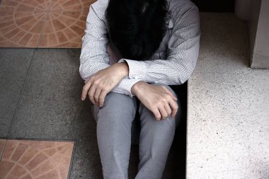 Acı şiddetli depresyon ve cry endişeli stresli genç Asya iş adamı havadan görünümü.