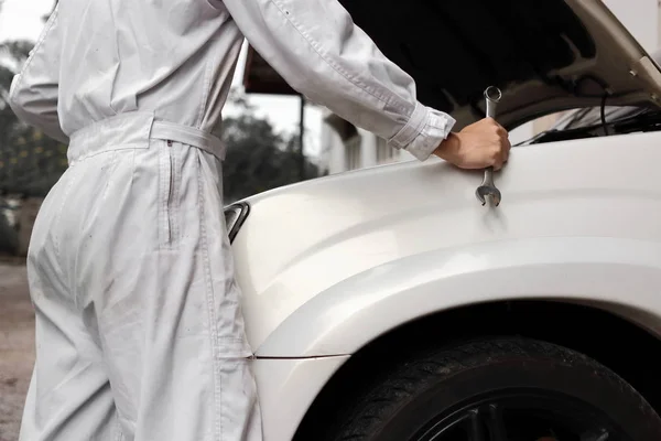 Professional Mechanic Man White Uniform Holding Wrench Car Open Hood — Stock Photo, Image