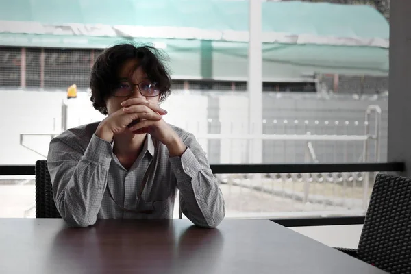 Förvirrad Utmattad Unga Asiatiska Verksamhet Man Lider Svår Depression Office — Stockfoto