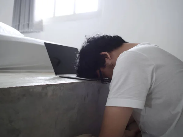 Frustrado Chateado Jovem Asiático Homem Com Cabeça Para Baixo Computador — Fotografia de Stock