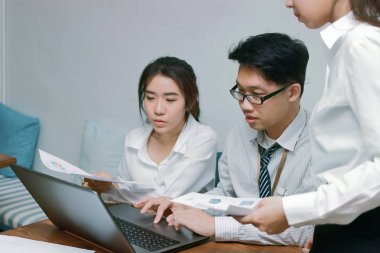 Grup birlikte çalışma modern office Asya iş adamları