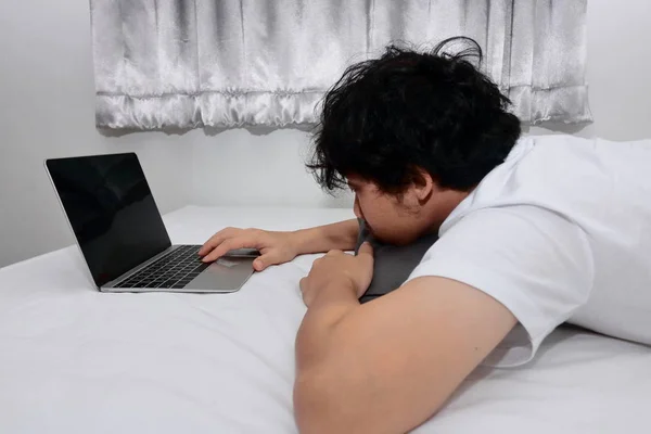 Ung Asiatisk Man Med Laptop Liggande Sängen Sovrummet — Stockfoto