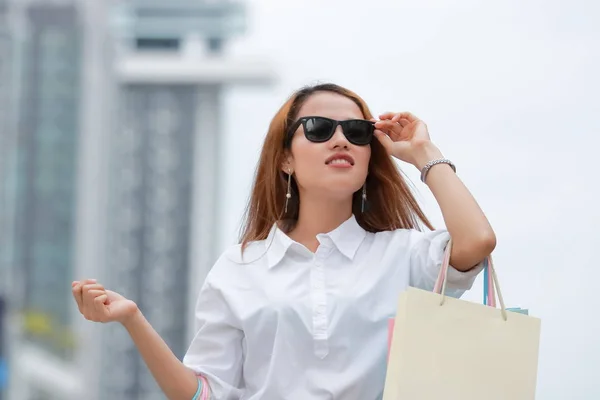 Aantrekkelijke Jonge Aziatische Vrouw Casual Kleding Dragen Kleurrijke Boodschappentassen Buitenshuis — Stockfoto