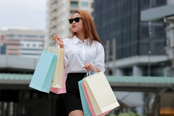 Portret Van Vertrouwen Jonge Aziatische Vrouw Kleurrijke Shopping Draagtas — Stockfoto