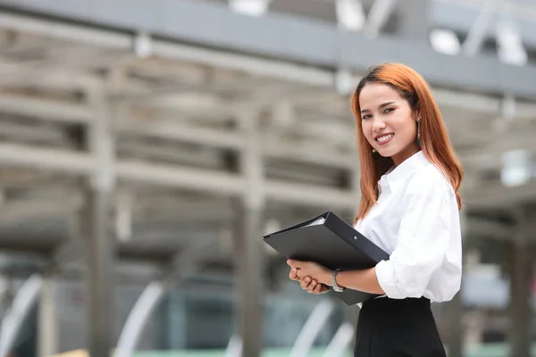 Уверенная Молодая Азиатская Деловая Женщина Кольцевой Папкой Стоящая Входа Офис — стоковое фото