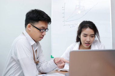 İki Genç Asyalı insanlar birlikte modern ofiste beyin fırtınası. Takım çalışması iş kavramı.