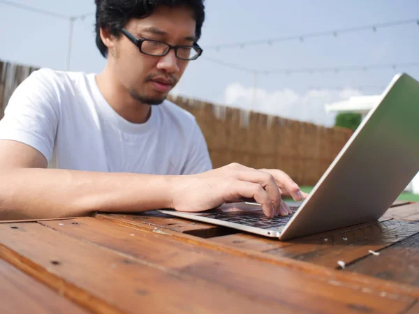 Selektiv Fokus Händerna Asiatisk Man Skriver Tangentbord Laptop — Stockfoto