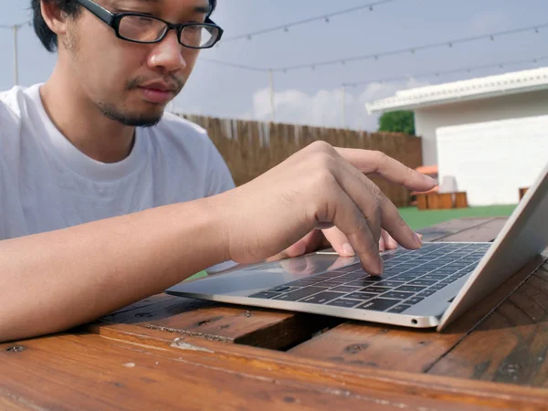 Selektiv Fokus Händerna Asiatisk Man Skriver Tangentbord Laptop — Stockfoto