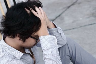 Yorgun stresli Asya iş adamı alın elinizle kapsayan kapatın.