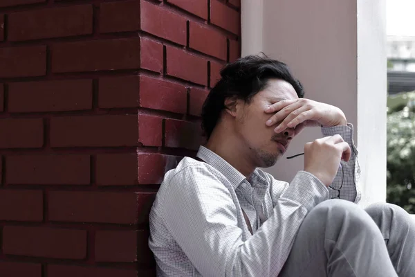 Yorgun Overworked Genç Asya Adamı Kapatın Gözleri Kapsayan Yüz — Stok fotoğraf