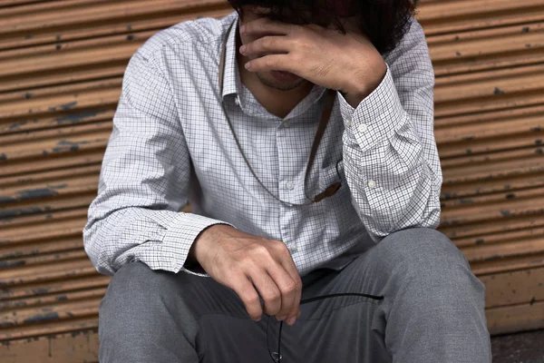 Yorgun Stresli Genç Asya Adamı Bend Baş Aşağı — Stok fotoğraf