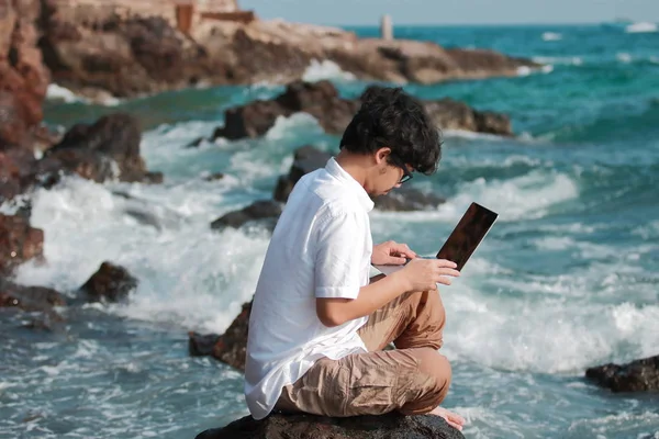 Расслабленный Молодой Азиат Пользующийся Ноутбуком Берегу Моря Летний Отдых — стоковое фото