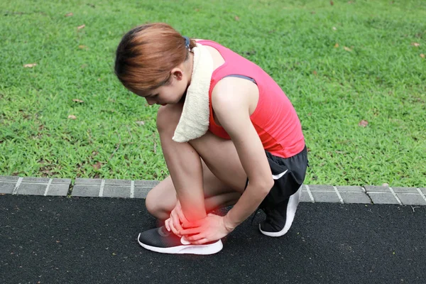 若いアジア フィットネス女性ランナーが壊れた足首に苦しんで 実行中の傷害事故の概念 — ストック写真