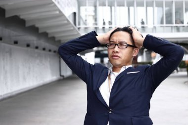 Deli bir adam açık havada, takım elbiseli Genç Asya iş vurguladı