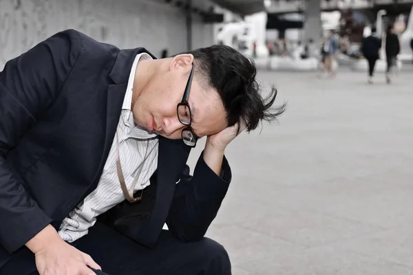 Depressiv Gestresster Junger Asiatischer Geschäftsmann Leidet Unter Schweren Problemen — Stockfoto