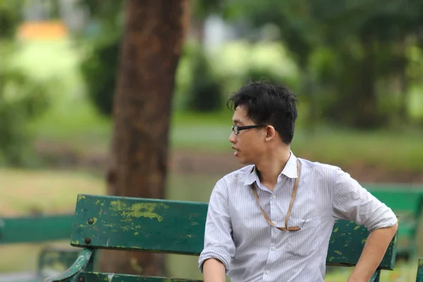 Candid Disparo Joven Asiático Sentado Banco Parque — Foto de Stock