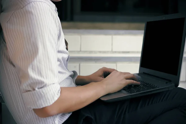 Vintage Tonas Bild Affärsman Att Skriva Tangentbord Laptop För Sitt — Stockfoto