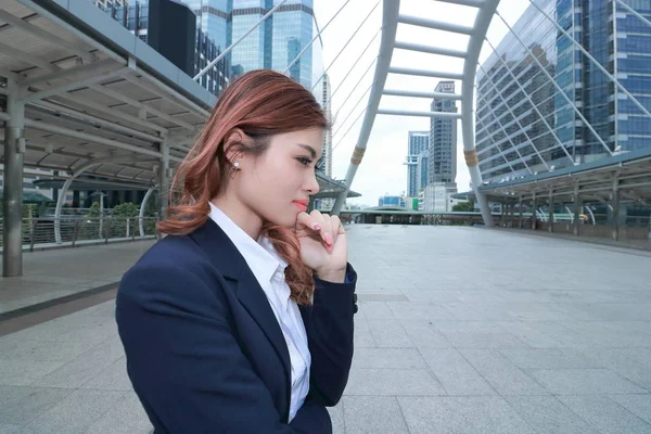 Vidvinkel Skott Attraktiva Unga Asiatiska Affärskvinna Kostym Tänka Hennes Jobb — Stockfoto