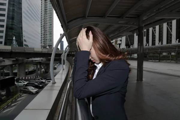 Baixo Retrato Chave Estressado Frustrado Jovem Mulher Negócios Asiática Tocando — Fotografia de Stock