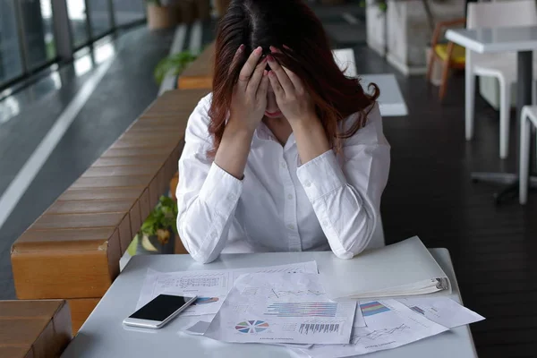 Close Van Gestresste Gefrustreerd Jonge Aziatische Zakenvrouw Die Betrekking Hebben — Stockfoto