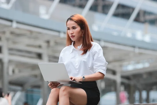 Стрессовая Молодая Азиатская Деловая Женщина Использующая Ноутбук Работы Вне Офиса — стоковое фото
