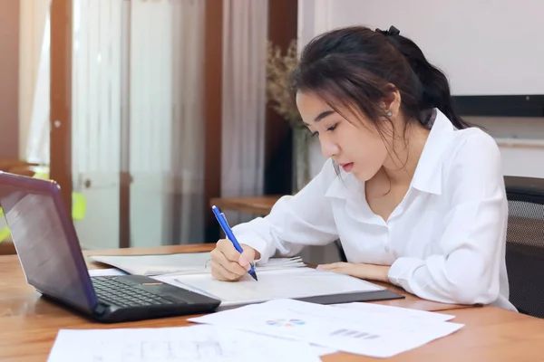 Привлекательная Молодая Азиатская Предпринимательница Работающая Рабочем Месте Офисе Мышление Продуманная — стоковое фото