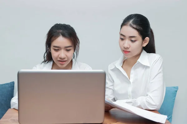 Два Азиата Работают Вместе Ноутбуком Современном Офисе Концепция Работы Команде — стоковое фото