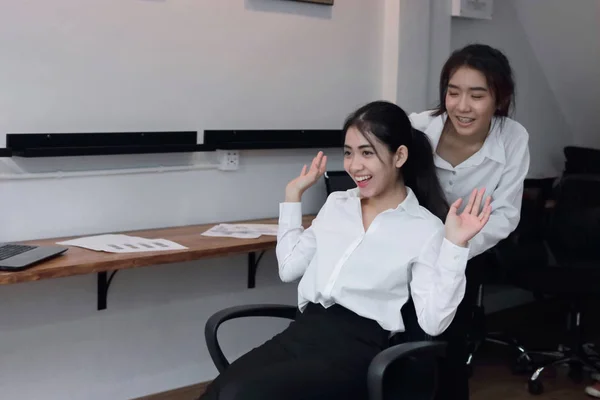 Две Игривые Молодые Азиатские Деловые Женщины Играют Вместе Стулом Офисе — стоковое фото