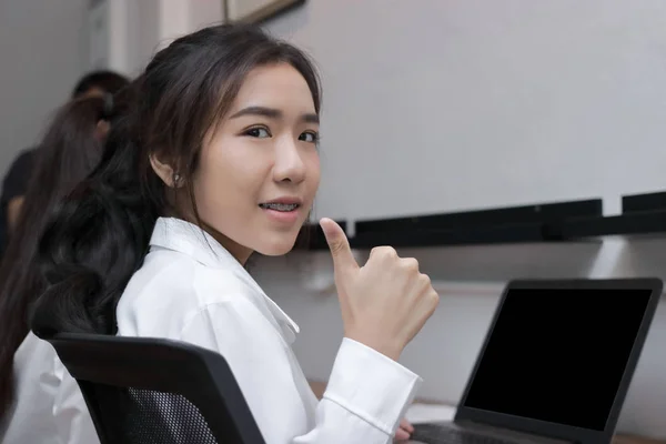 Уверенная Молодая Азиатская Деловая Женщина Появляется Рабочем Месте Офиса — стоковое фото